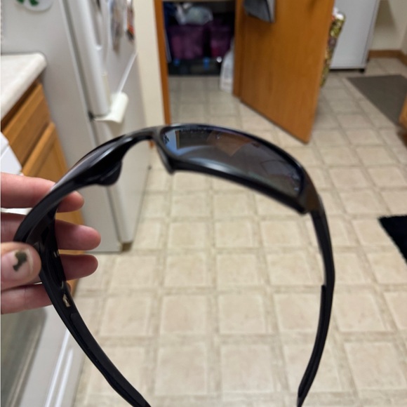 Oakley Men's Sunglasses with Black Frame and Green Lenses - Picture 8 of 9